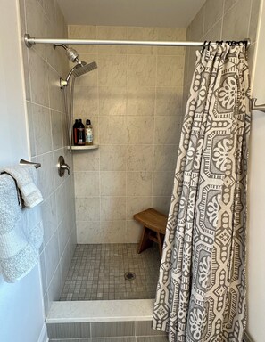 Douche, sèche-cheveux, bidet, serviettes fournies