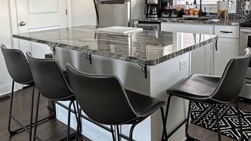 雪櫃、微波爐、焗爐、爐具