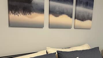 2 間睡房、書桌、熨斗/熨衫板、可攜式嬰兒床