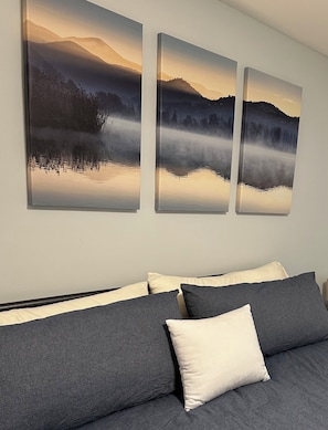 2 makuuhuonetta, työpöytä, silitysrauta/-lauta, vauvan matkasänky