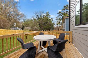 Outdoor dining - 4B Exclusive Home 5 min to Downtown on VRBO (Charlotte)
