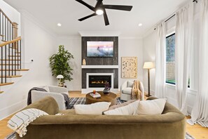 Living area - 4B Exclusive Home 5 min to Downtown on VRBO (Charlotte)