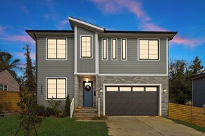 Exterior - 4B Exclusive Home 5 min to Downtown on VRBO (Charlotte)