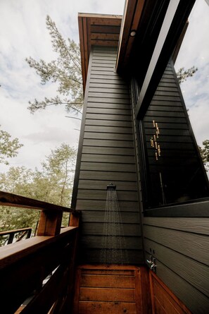 Property grounds - Starlight Retreats-Intimate luxury cabin offering spa amenities, serene views (Crane Hill)