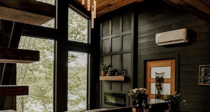 Starlight Retreats-Intimate luxury cabin offering spa amenities, serene views