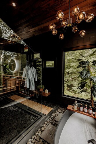 Starlight Retreats-Intimate luxury cabin offering spa amenities, serene views