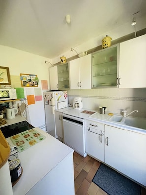 A compact kitchen with white cabinets, a microwave, a coffee maker, and a sink. - Seignosse Océan Family patio villa 5/6 persons - Garden and terraces - Walking distance to the beach (SEIGNOSSE)