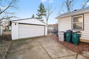 Property grounds - Cozy Hazel Park 2BR retreat w/free parking near top attractions (Hazel Park)