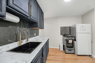 Cozy Hazel Park 2BR retreat w/free parking near top attractions