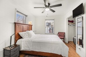 2 slaapkamers, een strijkplank/strijkijzer, gratis wifi, beddengoed