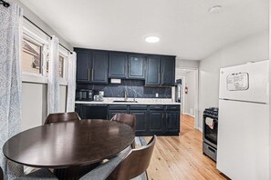 Een koelkast, een magnetron, een oven, een kookplaat