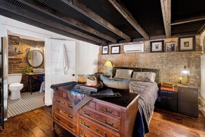 2 bedrooms, internet, bed sheets