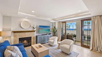 Een smart-tv, een open haard, videogames en een tafeltennistafel