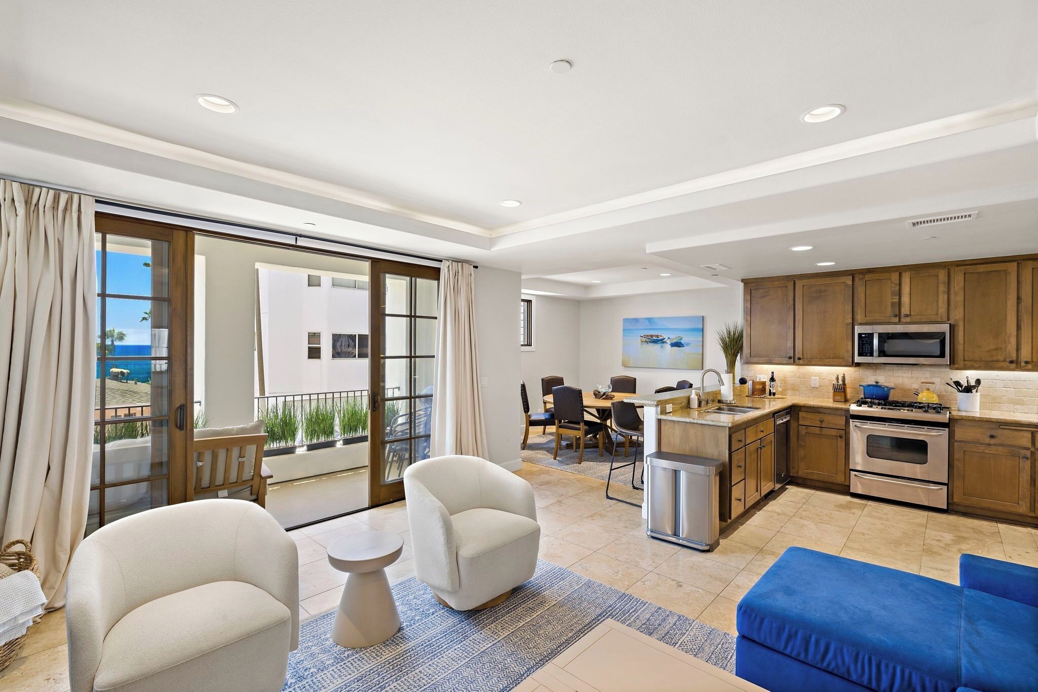 Een smart-tv, een open haard, videogames en een tafeltennistafel