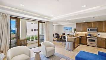 Een smart-tv, een open haard, videogames en een tafeltennistafel