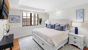 2 habitaciones, escritorio y tabla de planchar con plancha