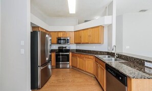 Køleskab, mikrobølgeovn, ovn, kogeplade