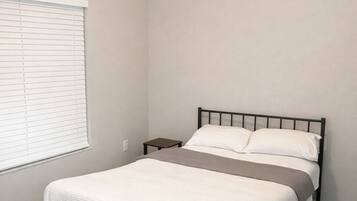 3 chambres, bureau, fer et planche Ă repasser, lit parapluie