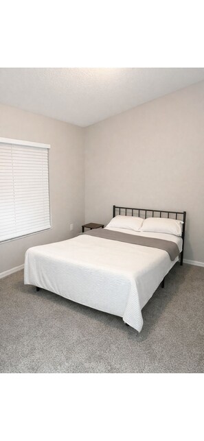 3 soverom, skrivebord, strykejern/-brett og reiseseng for barn