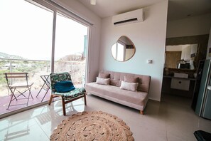 Living area - Quiet 1RB Apartment Pool & Gym 10 min walk to see (Gaira)