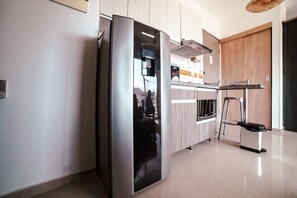 Interior - Quiet 1RB Apartment Pool & Gym 10 min walk to see (Gaira)
