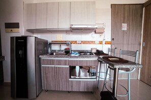 Private kitchen - Quiet 1RB Apartment Pool & Gym 10 min walk to see (Gaira)