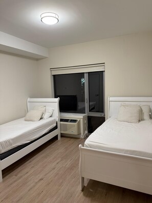 2 chambres, fer et planche à repasser