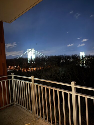 2-Bedroom Apartmemt with balcony & A/C unit , just a short drive from NYC.