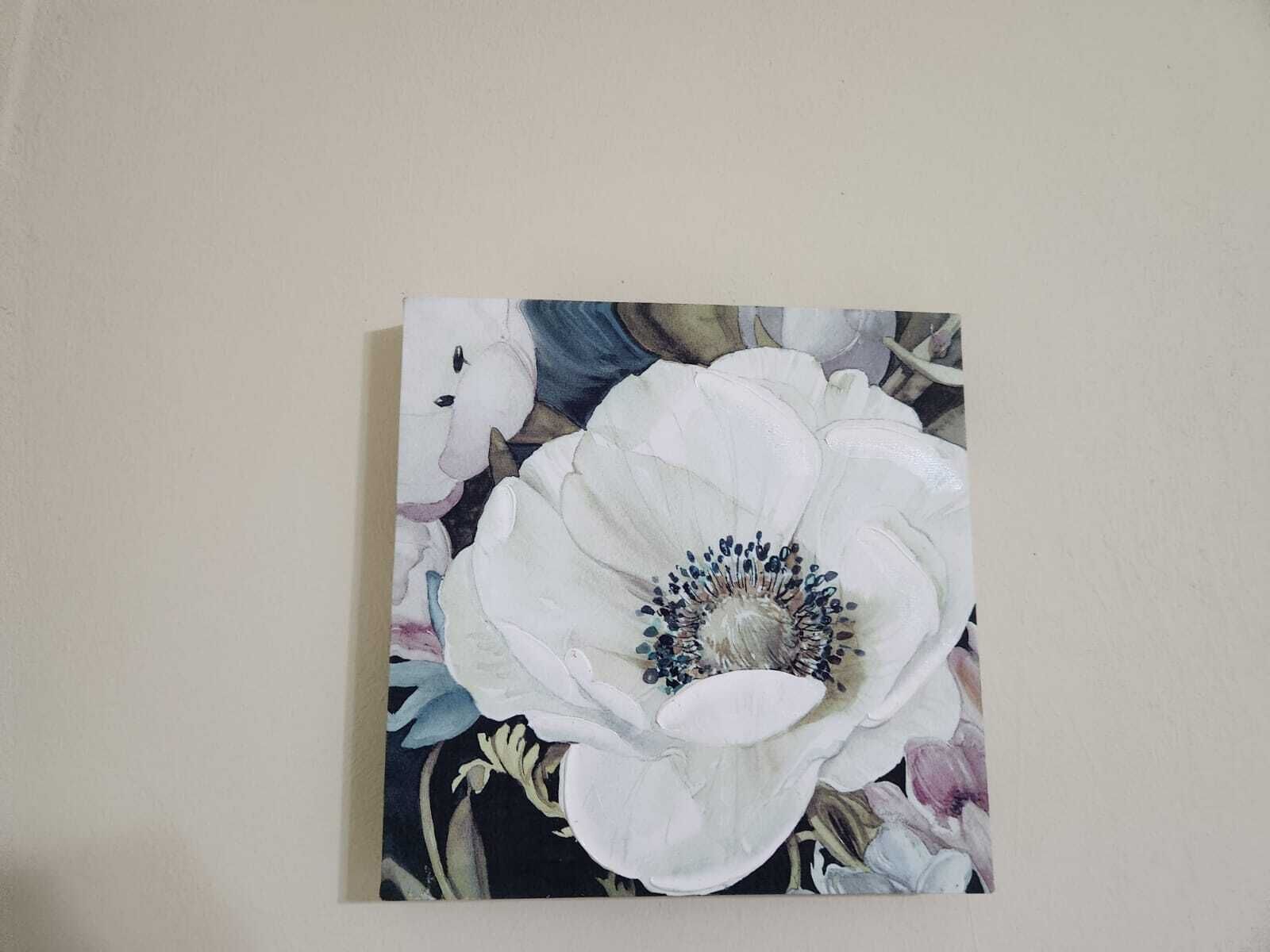 Ein Gemälde einer weißen Blume mit einem detaillierten Blütenkern.