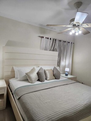 Casa básica | Tabla de planchar con plancha y wifi gratis 
