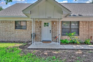 Exterior detail - Bear Breeze on Kenwood - Waco/Magnolia/BU (Waco)