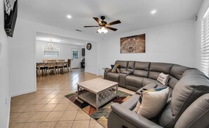 Living area - Bear Breeze on Kenwood - Waco/Magnolia/BU (Waco)