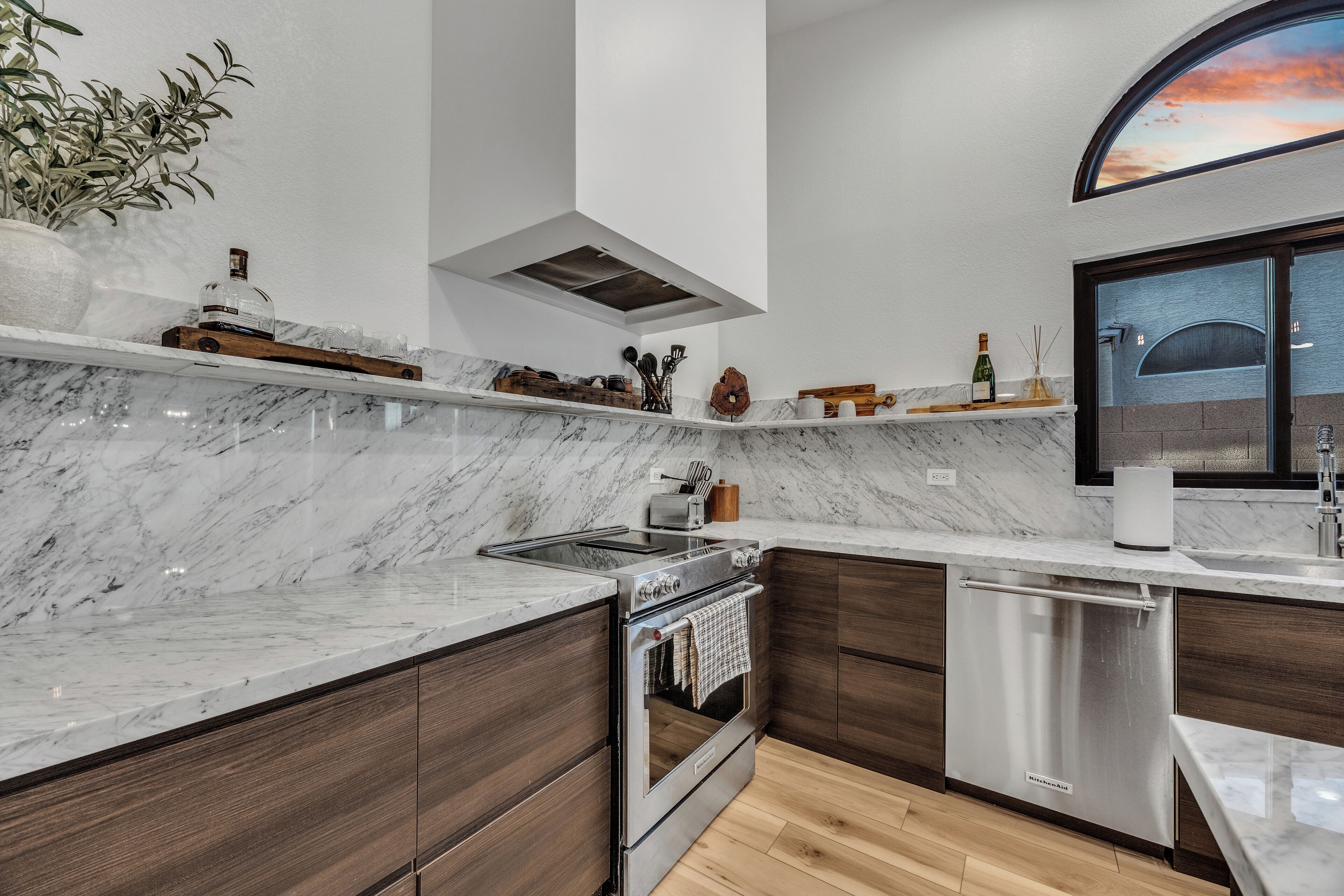 Micro-ondes, four, plaque de cuisson, lave-vaisselle