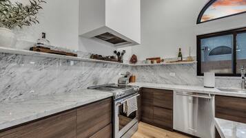 Micro-ondes, four, plaque de cuisson, lave-vaisselle