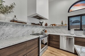 Microondas, horno, placa de cocina y lavavajillas