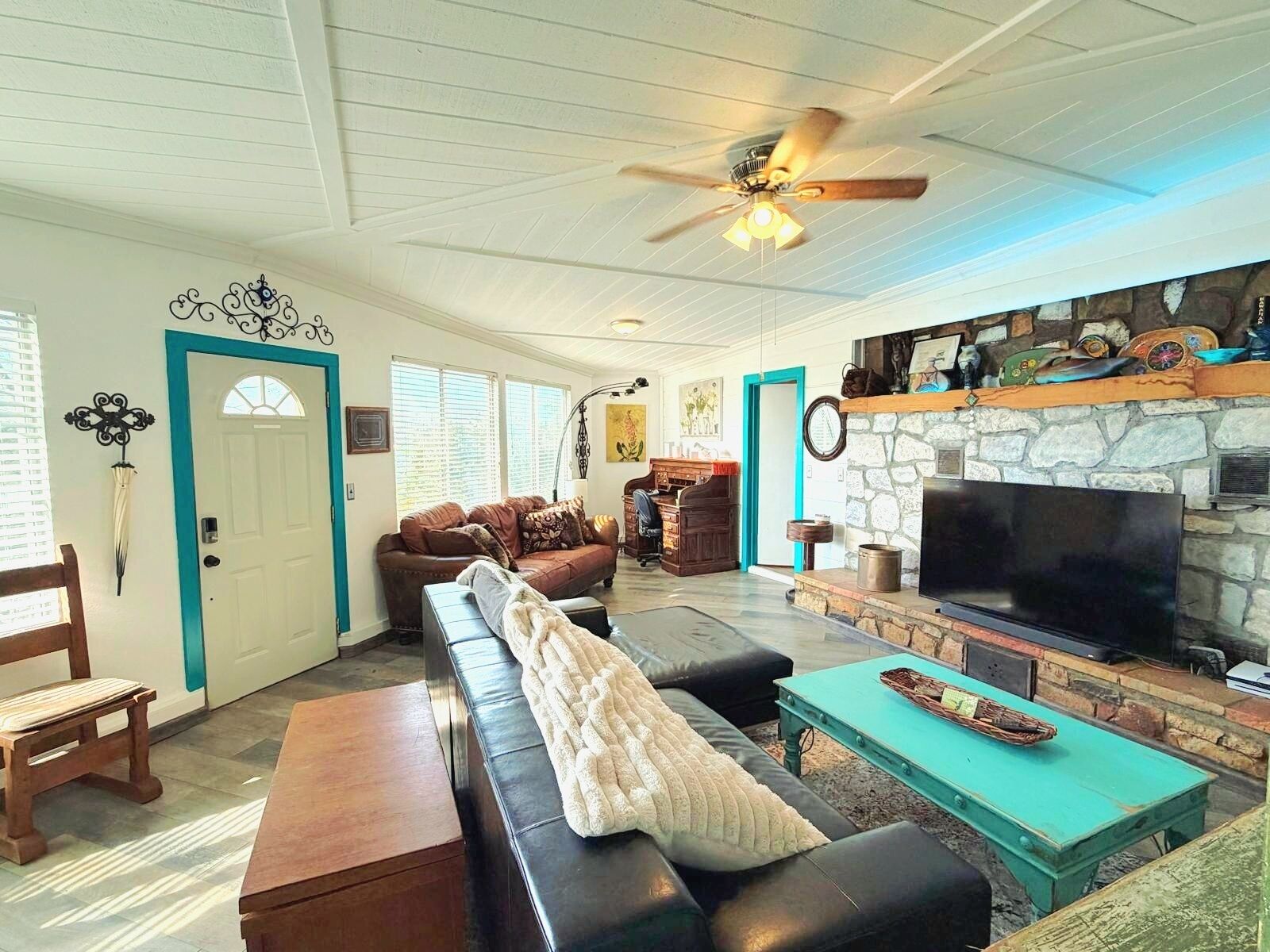 Smart TV, fireplace, stereo