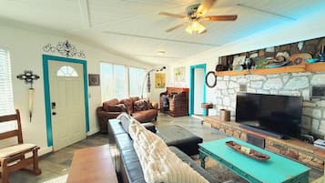 Smart TV, fireplace, stereo