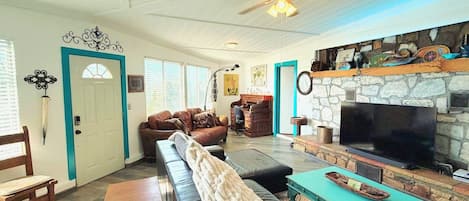 Smart TV, fireplace, stereo