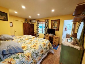Iron/ironing board, WiFi, bed sheets - Jacuzzi, Farm Style Avian activity and Lake View Retreat in Shingle Springs, Ca (Shingle Springs)