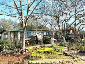 Outdoor dining - Jacuzzi, Farm Style Avian activity and Lake View Retreat in Shingle Springs, Ca (Shingle Springs)