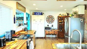 Køleskab, mikrobølgeovn, ovn, kogeplade