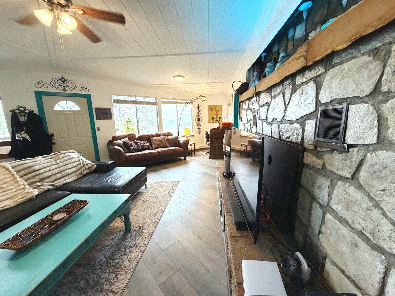 Smart TV, fireplace, stereo