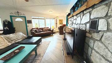 Smart TV, fireplace, stereo