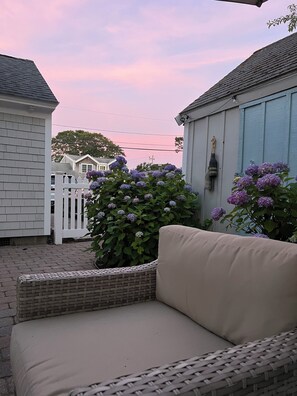 Property grounds - Airy Cottage, Private Beach 3 min. “A Little Sandy” (Dennis)
