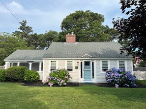 Exterior - Airy Cottage, Private Beach 3 min. “A Little Sandy” (Dennis)