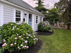 Exterior detail - Airy Cottage, Private Beach 3 min. “A Little Sandy” (Dennis)