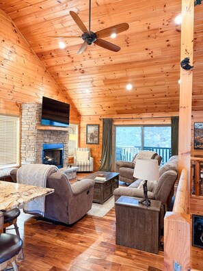 TV, fireplace, stereo - Luxury Cabin, Hot Tub and stunning Mountain Views (Gatlinburg)