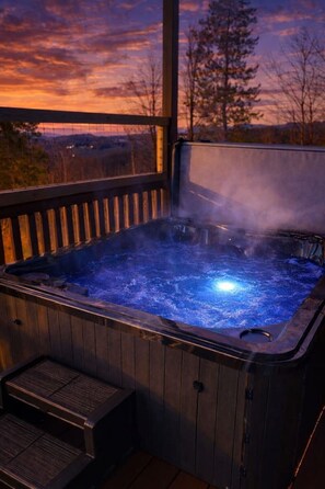 Outdoor spa tub - Luxury Cabin, Hot Tub and stunning Mountain Views (Gatlinburg)
