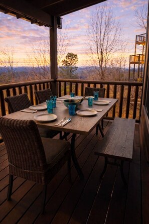 Outdoor dining - Luxury Cabin, Hot Tub and stunning Mountain Views (Gatlinburg)