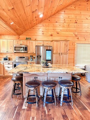 Fridge, microwave, oven, stovetop - Luxury Cabin, Hot Tub and stunning Mountain Views (Gatlinburg)